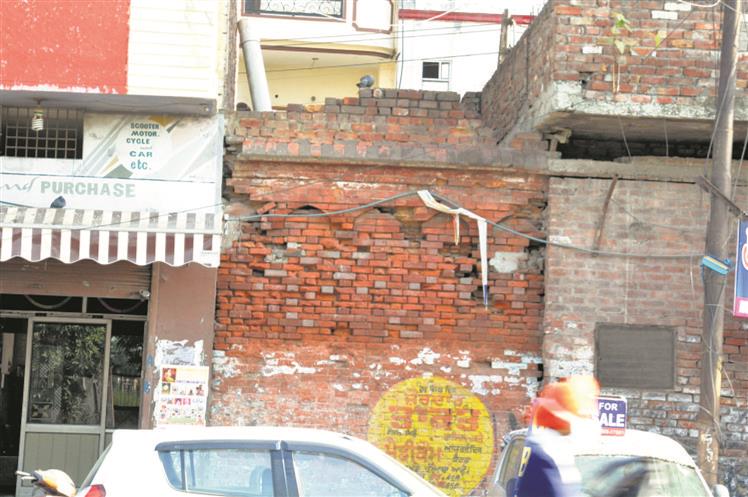 Going, going, gone! Historic wall around Golden Temple on verge of extinction