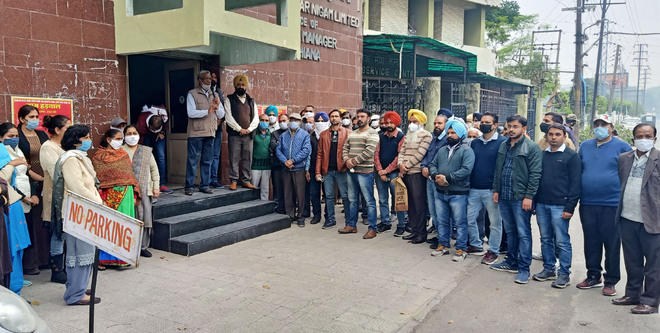 BSNL staff protest freezing of IDA