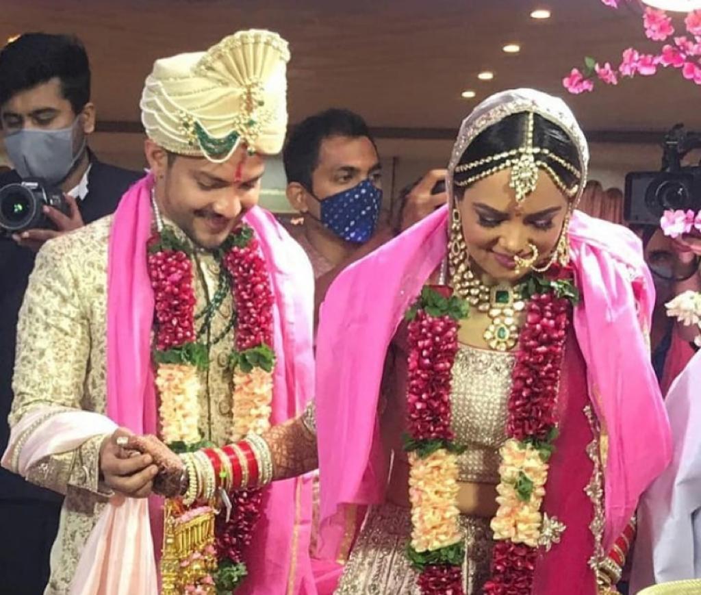 Aditya Narayan and Shweta get married; watch Udit Narayan dancing in baraat