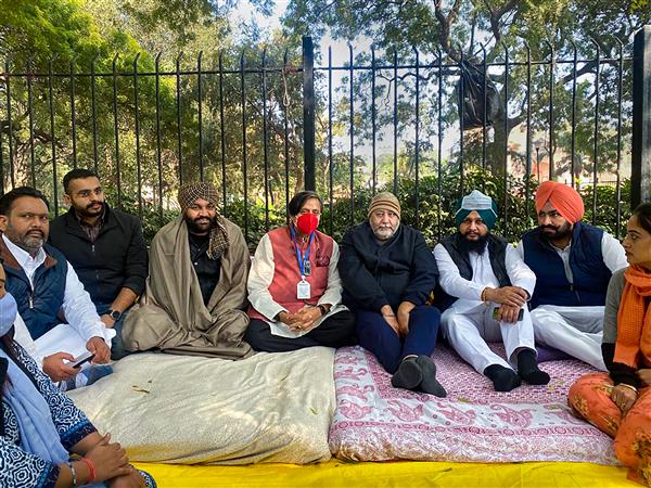 Shashi Tharoor joins protesting Punjab MPs at Jantar Mantar, demands Parliament's winter session