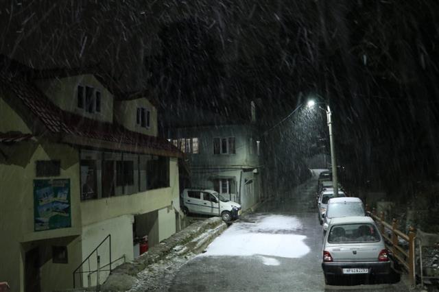 Shimla gets fresh snowfall; tourists, hoteliers rejoice