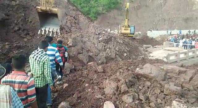 Landslide blocks Jammu-Srinagar national highway; hundreds of vehicles stranded