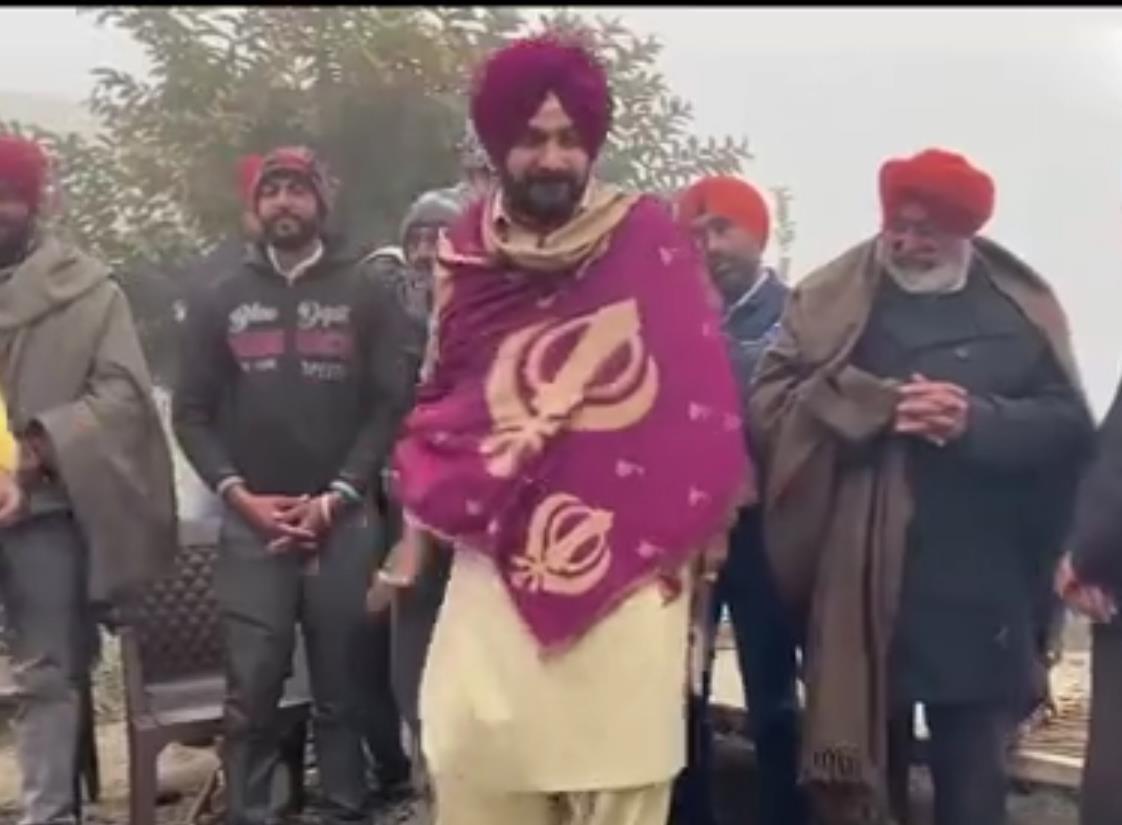Sidhu kicks up storm for draping cloth with Sikh religious symbols over shoulders