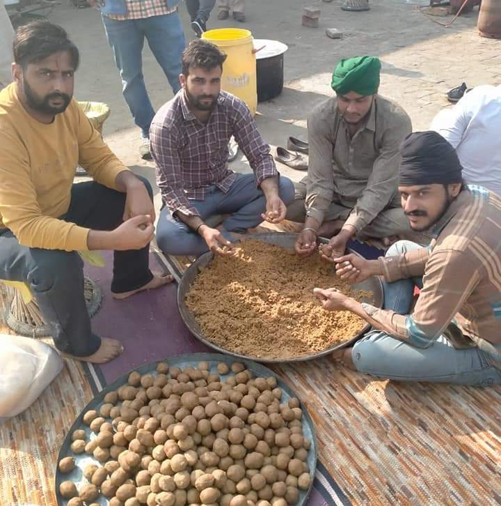 Pinnis from Punjab keeping protesting farmers at Delhi warm