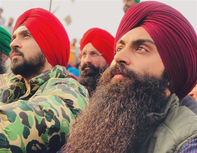 Diljit Dosanjh 'quietly' donates Rs 1 crore to buy warm clothes for protesting farmers; Twitter 'salutes' him