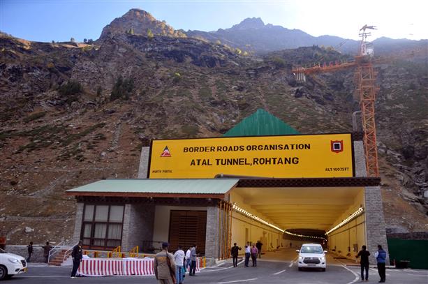Record 5,450 vehicles cross Atal Tunnel on Sunday; 15 tourists held for obstructing traffic