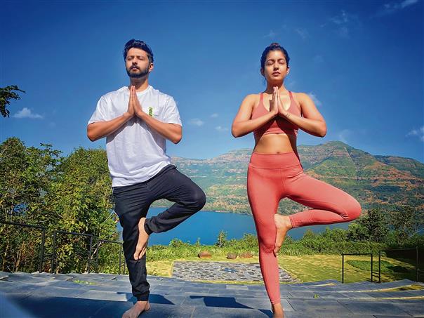 Ishita Dutta,Vatsal Sheth sweat it out with yoga