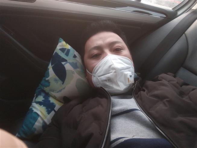 Stranded by coronavirus blockade, Chinese man fights to get back to work