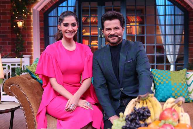 Sonam Kapoor clarifies after netizen points out Anil Kapoor's picture with Dawood Ibrahim