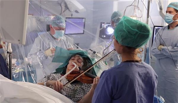 Patient plays violin to save her music as surgeons remove brain tumour