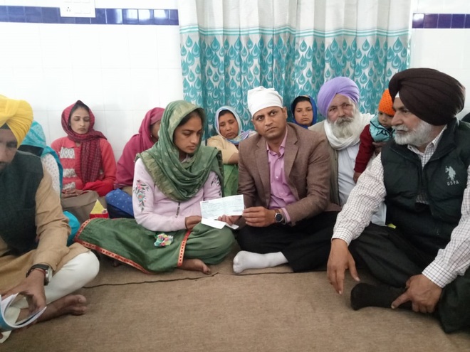Rs 5 lakh cheque handed over to martyr’s widow in Tarn Taran