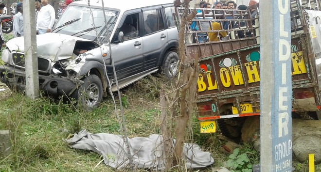 One killed, seven hurt as mini-truck, SUV collide