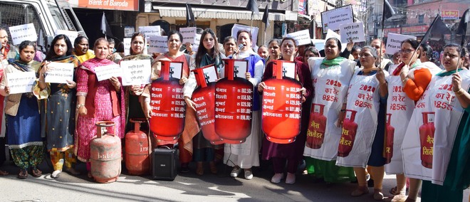 Cong slams Modi govt for LPG price hike