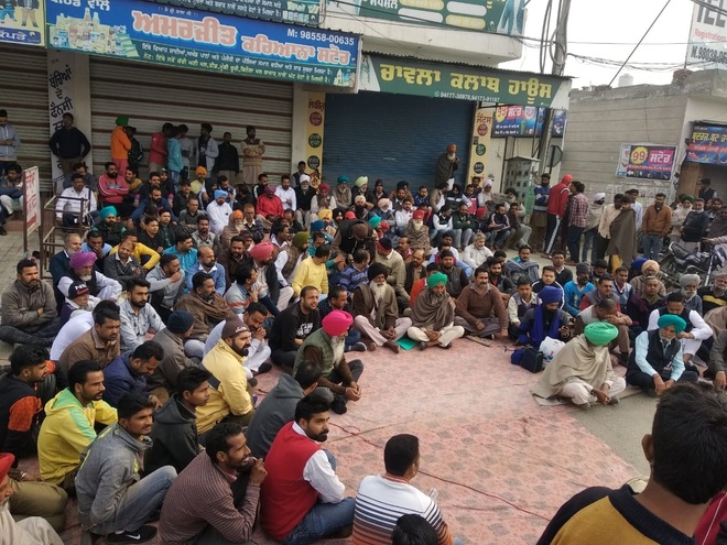 Shopkeepers, residents protest rise in theft cases, block highway in Bargari