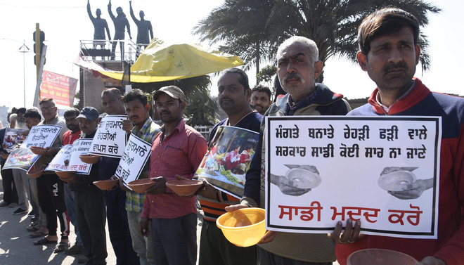 Street vendors ‘beg’ to protest civic body, police action