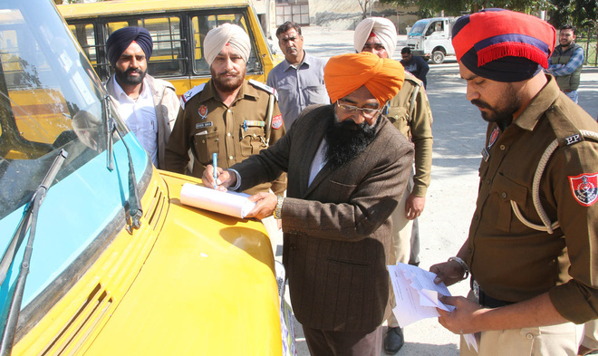 Police crack down on school vehicles in Bathinda, issue 104 challans