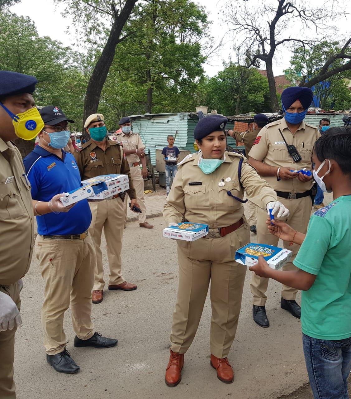 Chandigarh Police distribute pizzas, hand sanitisers to kids amid coronavirus lockdown; see pics