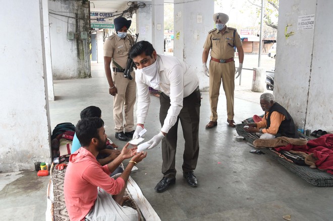 Cops distribute food among poor