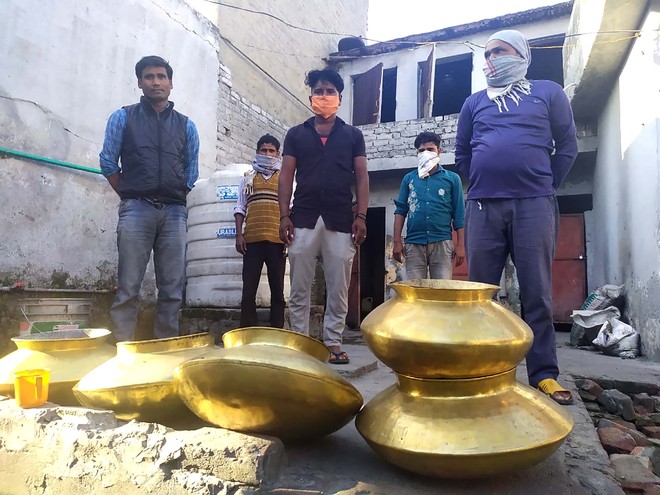 Facing starvation, chhole bhature vendors willing to sell brass utensils to return home