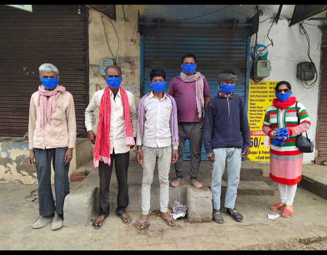 This Santokhpura woman distributes free masks