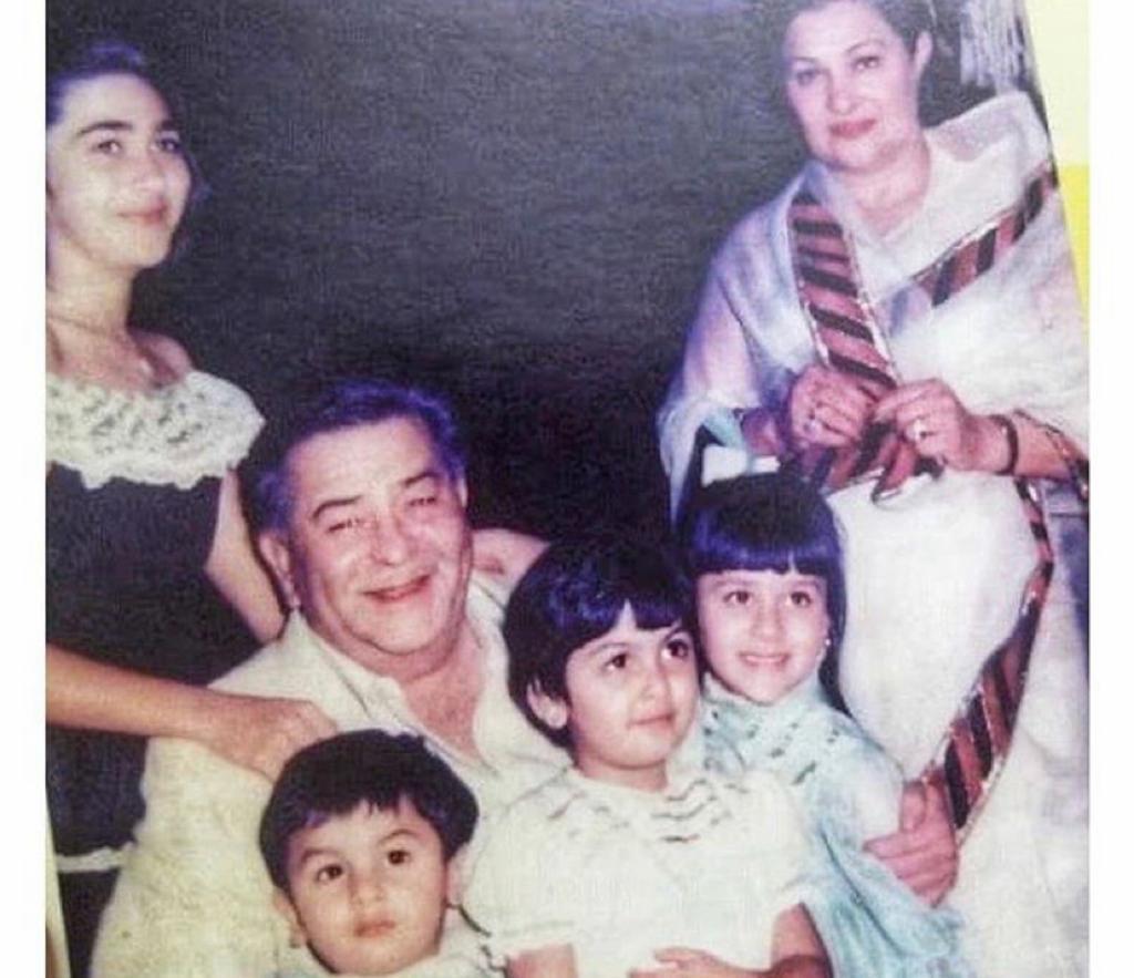 Kareena, Karisma, Ranbir, Riddhima in one frame with grandpa Raj Kapoor