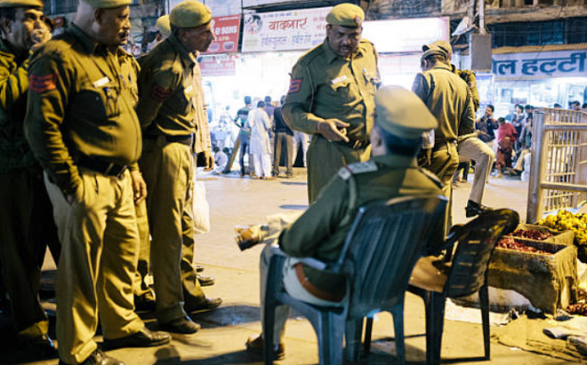 Cops turn good samaritans in Kerala, deliver oxygen cylinder, cakes, even catch snake