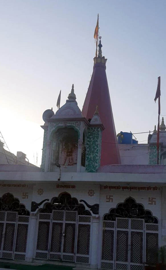 Silver crowns of idols stolen from Shiv temple in city