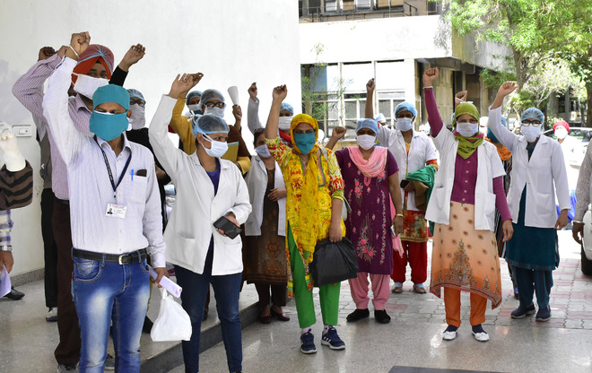 Nursing, paramedical staff protest lack of safety gear
