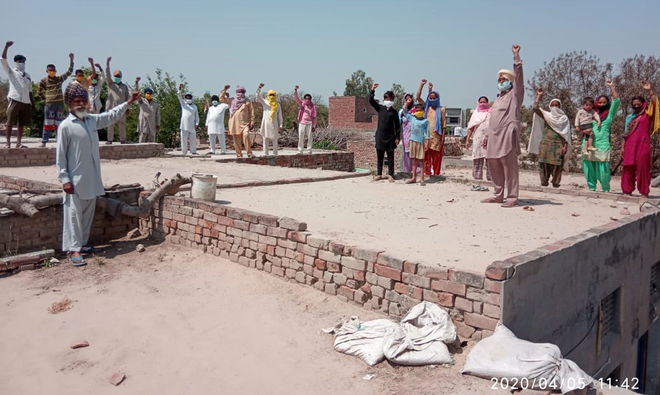 Awaiting relief material, farm labourers protest on rooftops