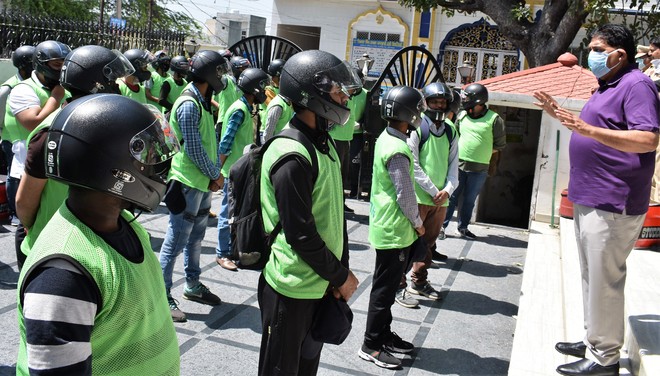Delivery volunteers in Hoshiarpur get helmets