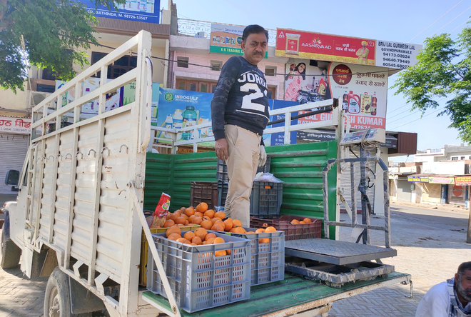 Vendors sell veggies, fruits sans protective gear
