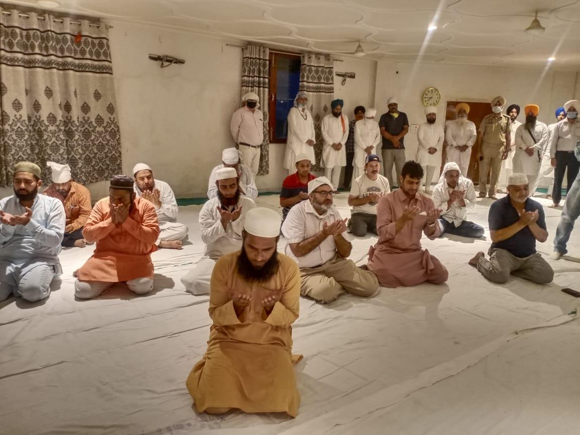 Muslims offer namaz in Malerkotla gurdwara, attend Roza opening party