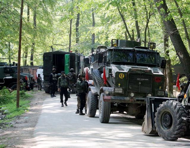 Five security personnel killed in encounter with terrorists in Kashmir's Handwara