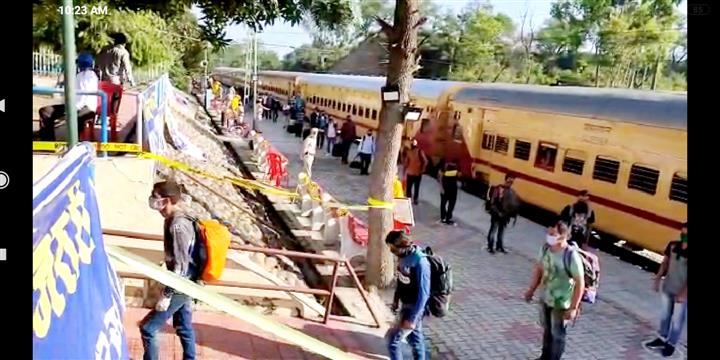 Train with 1,473 passengers arrives at Una from Goa