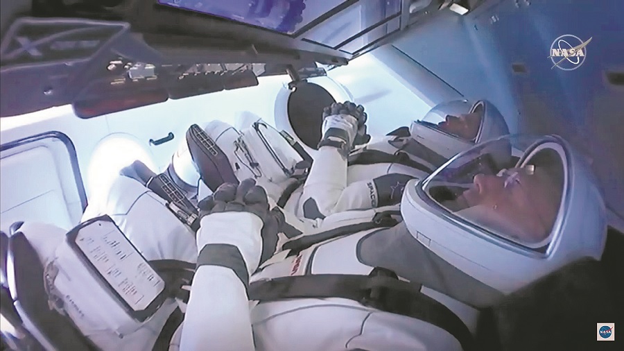 SpaceX's astronaut-riding Dragon arrives at space station