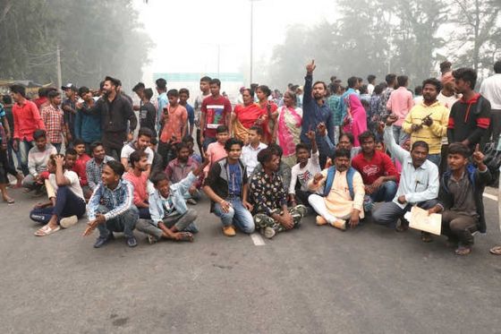 2 cops hurt in stone-pelting by protesting migrant workers