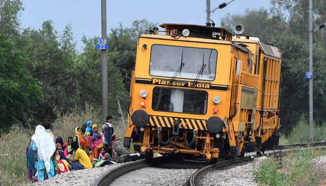 Migrants hit tracks to reach home