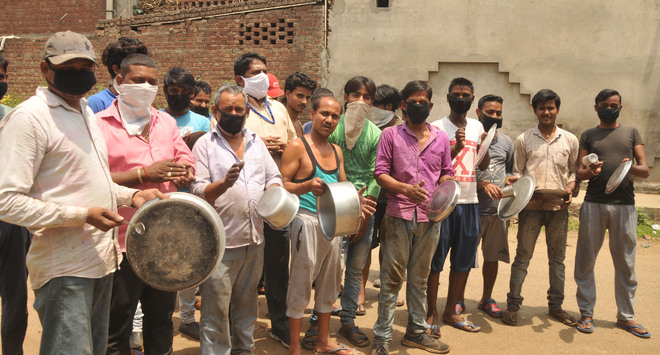 Migrant workers beat thalis in protest, seek wages, ration