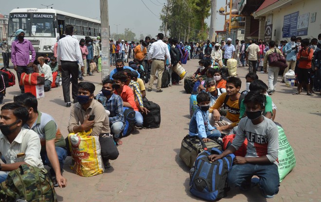 Migrants made to wait for buses in scorching heat