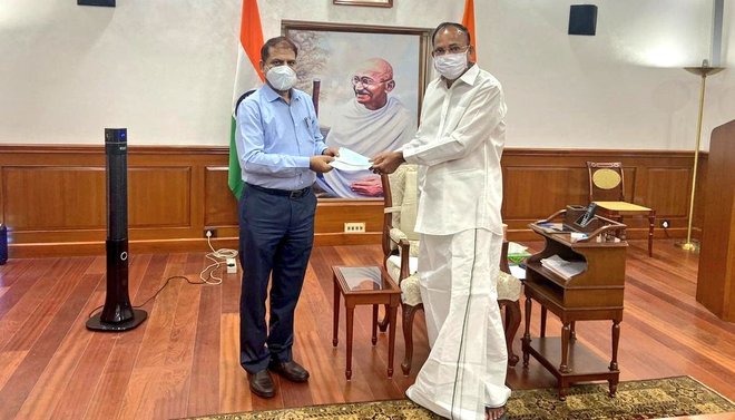 PU VC hands over cheque to VP