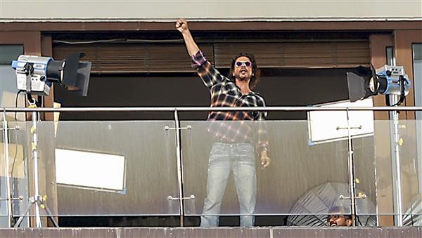 Shah Rukh Khan works from home, spotted filming from balcony in Mumbai