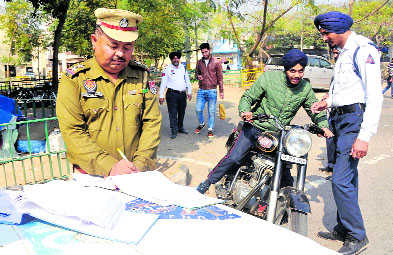 Mohali cops challan 2,200 in a month