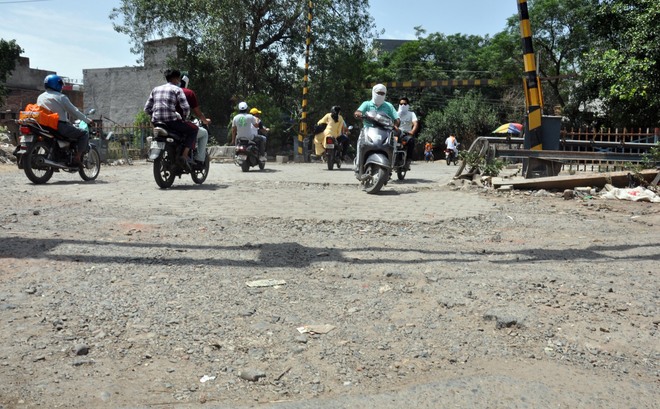 Road near 22-number Phatak cries for care