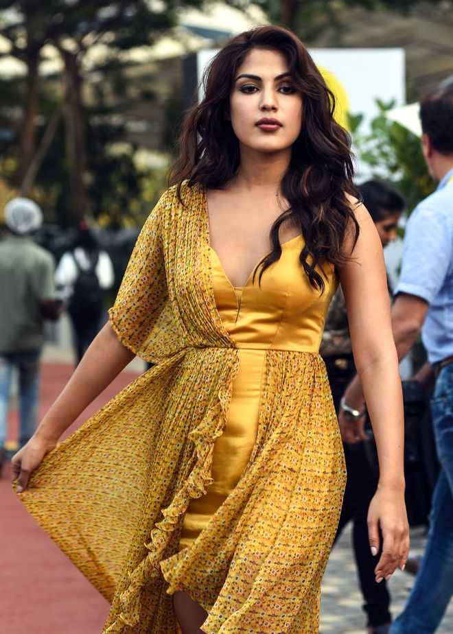 Rhea Chakraborty gets rape-murder threats, requests cyber crime to take action