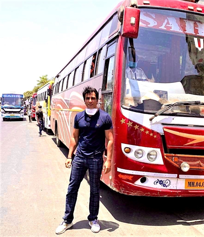 Actor Sonu Sood gives 25,000 face shields for Maharashtra cops