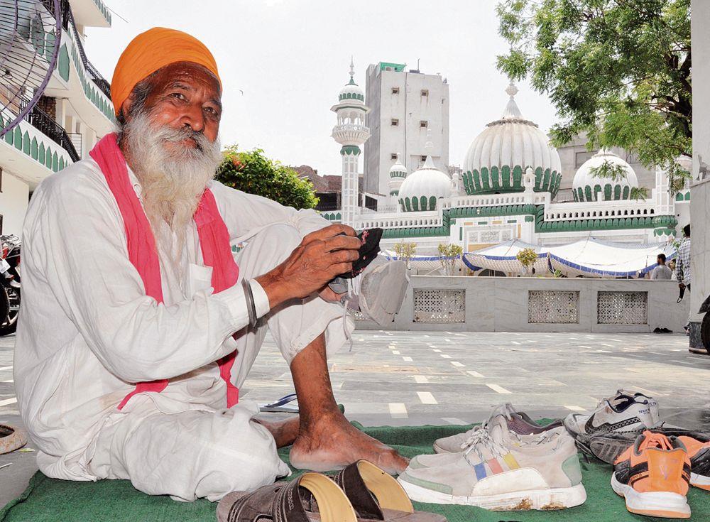 For 40 yrs, Sikh vendor performing sewa at mosque in Amritsar