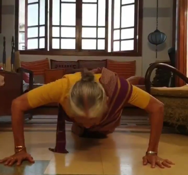 Milind Soman tweets video of 81-year-old mother doing pushups