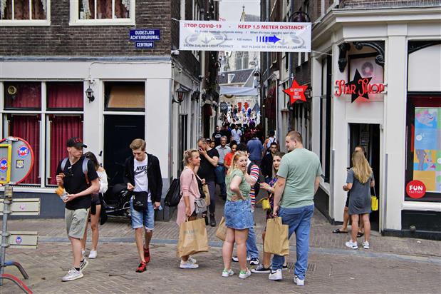 Amsterdam discourages red light district visits