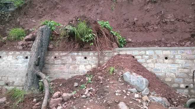 Man buried alive as retaining wall falls