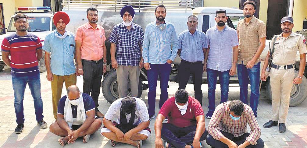 Four members of  liquor smugglers’ gang nabbed